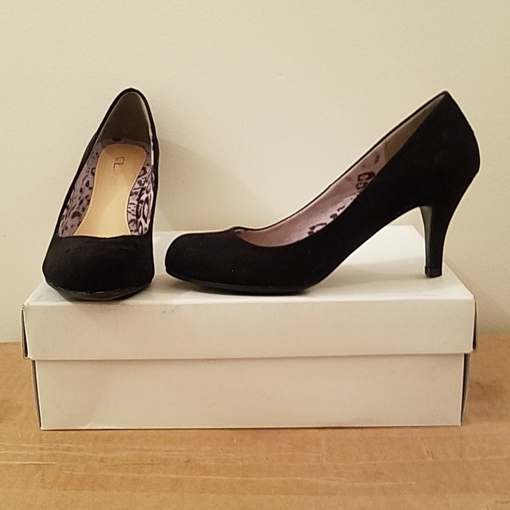 Black pumps